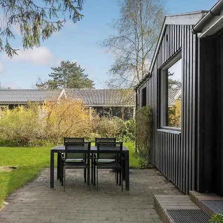 3 Bedroom In Prázdninový dům Dronningmølle